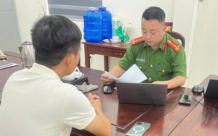 Công an làm việc với trường hợp bình luận xấu độc, cổ súy trên các trang của đối tượng phản động. Ảnh: Công an Ninh Bình