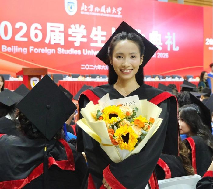Chị Nghiêm Thị Linh trong buổi lễ tốt nghiệp chuyên ngành Biên phiên dịch tại Đại học Ngoại ngữ Bắc Kinh, Trung Quốc. Ảnh: NVCC