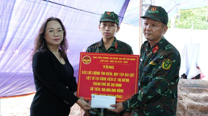 Phó Giáo sư, Tiến sĩ Vũ Thị Thanh Xuân - Phó Chánh Văn phòng Học viện Chính trị quốc gia Hồ Chí Minh, Trưởng Cơ quan đại diện Học viện tại phía Nam trao quà động viên động viên lực lượng đang thực hiện nhiệm vụ tìm kiếm, quy tập và xác định danh tính hài cốt liệt sĩ tại công viên Lê Thị Riêng.