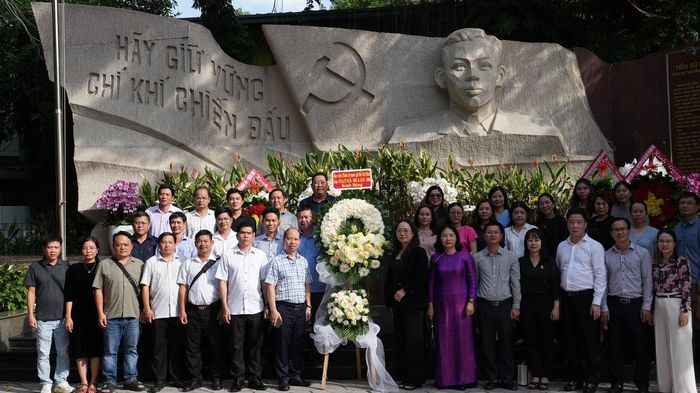 Giảng viên, học viên Học viện Chính trị Quốc gia Hồ Chí Minh chụp ảnh trước tượng đài cố Tổng Bí thư Trần Phú tại Công viên Lê Thị Riêng
