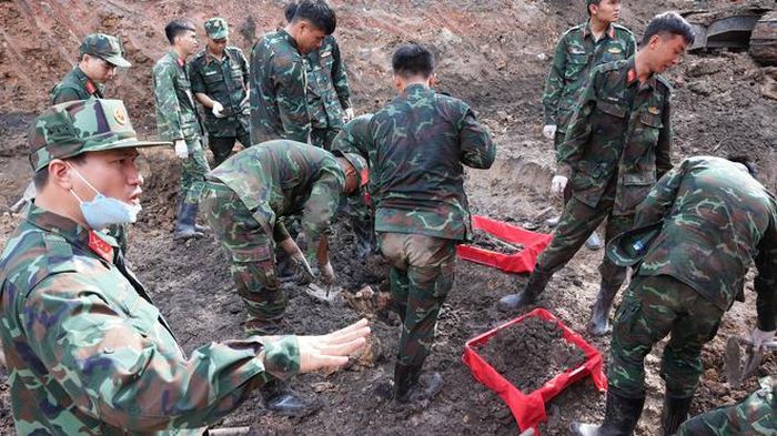 Các chiến sĩ thực hiện nhiệm vụ tìm kiếm, quy tập và xác định danh tính hài cốt liệt sĩ tại công viên Lê Thị Riêng trong ngày 7/8