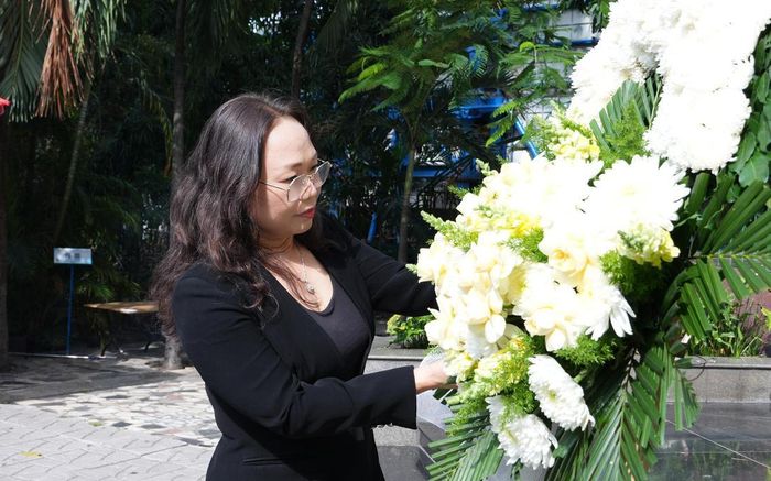 Phó Giáo sư, Tiến sĩ Vũ Thị Thanh Xuân - Phó Chánh Văn phòng Học viện Chính trị Quốc gia Hồ Chí Minh, Trưởng Cơ quan đại diện Học viện tại phía Nam chỉnh hoa trước khi dâng lên cố Tổng Bí thư Trần Phú và các anh hùng liệt sĩ tại công viên Lê Thị Riêng