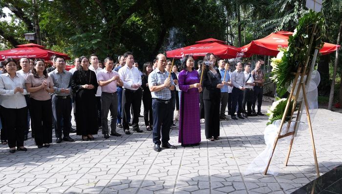 Các đại biểu dâng hương, tưởng nhớ và bày tỏ lòng biết ơn sâu sắc đối với cố Tổng Bí thư Trần Phú và các anh hùng liệt sĩ