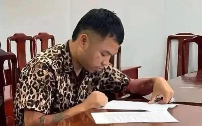 Khánh Sky tại cơ quan công an