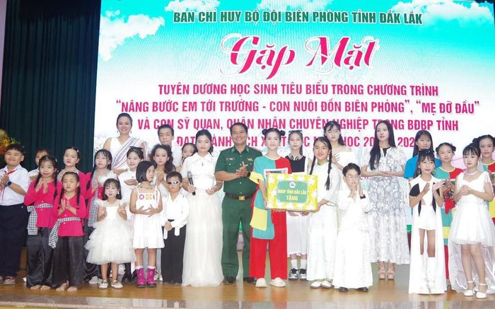 Đại diện Ban Chỉ huy Bộ đội Biên phòng tỉnh Đắk Lắk trao tặng quà cho các học sinh tiêu biểu