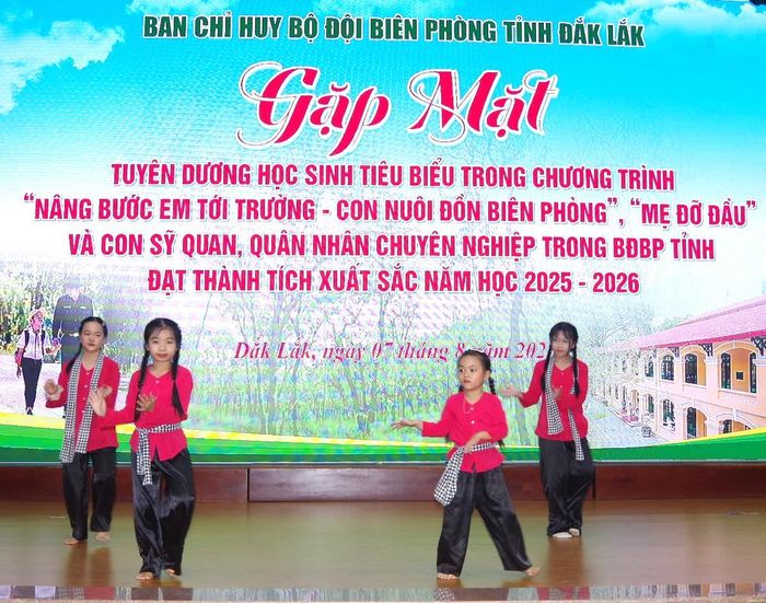 Các em nhỏ biểu diễn tiết mục văn nghệ tại chương trình.