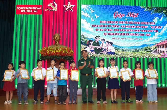 Ban Chỉ huy Bộ đội Biên phòng tỉnh Đắk Lắk đã trao tặng thư khen và quà cho 296 em học sinh tiêu biểu.