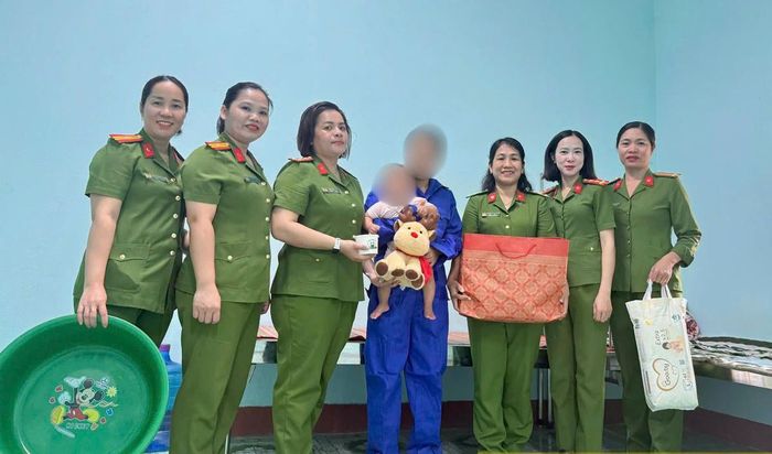 Cán bộ, hội viên Hội Phụ nữ Trại Tạm giam số 1 thăm hỏi, quyên góp và trao tặng nhiều nhu yếu phẩm dành cho cháu bé.