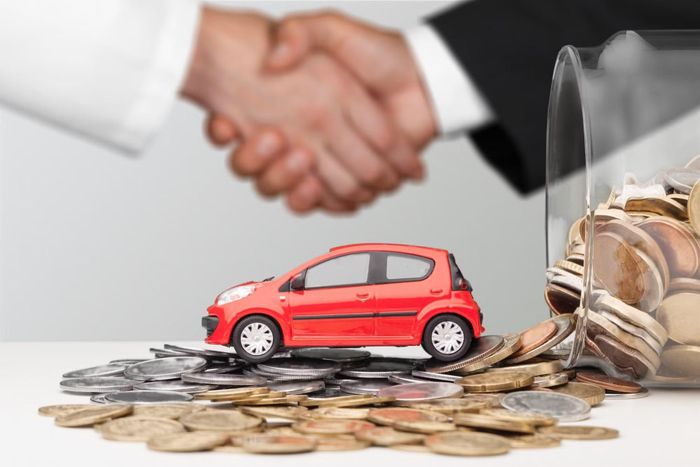 Có ý kiến cho rằng kinh tế eo hẹp không nên vay tiền để mua xe. Thay vào đó, cứ gom đủ tiền rồi mua ô tô cũ để đỡ nặng gánh