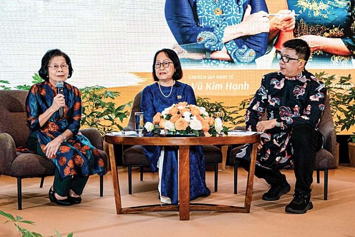 Từ trái: chuyên gia kinh tế Vũ Kim Hạnh, nghệ nhân ẩm thực Bùi Thị Sương và tác giả trong buổi đối thoại “Tài Ký - Di sản 50 năm và sức bật cạnh tranh mới”, ngày 25.6.2026 tại TP.HCM.