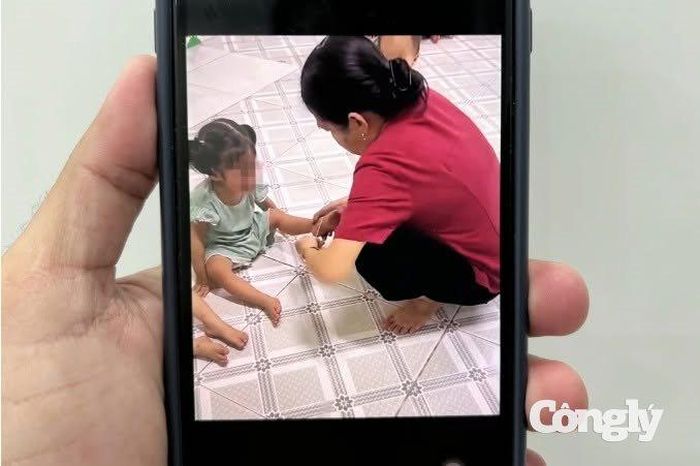 Người phụ nữ bị tố có hành vi đánh và dùng dây thun bắn vào trẻ tại một cơ sở mầm non ở phường Thuận Giao (TP.HCM). Ảnh cắt từ clip