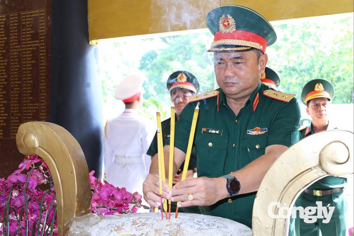 Trung tướng Lê Xuân Thế dâng hương tri ân các anh hùng liệt sĩ.