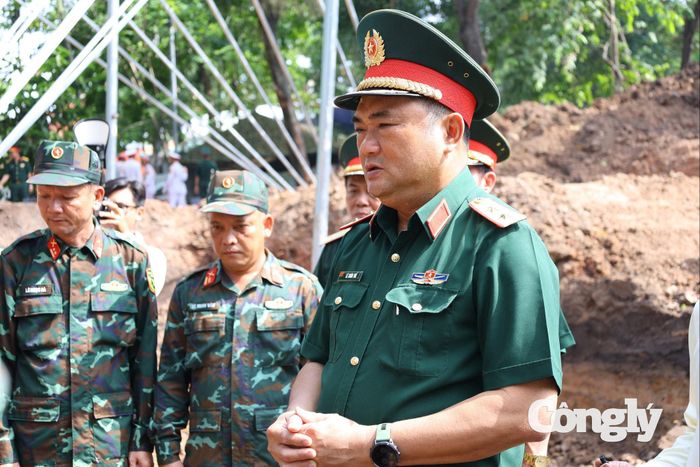 Trung tướng Lê Xuân Thế kiểm tra công tác tìm kiếm và động viên lực lượng làm nhiệm vụ.