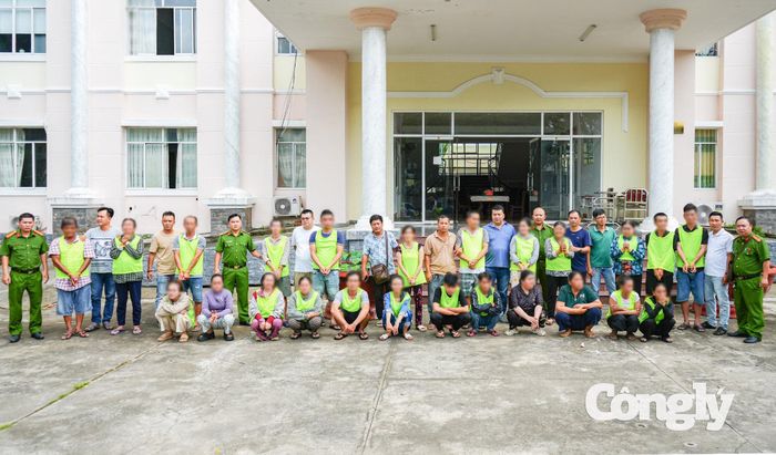 Các đối tượng tại cơ quan công an.