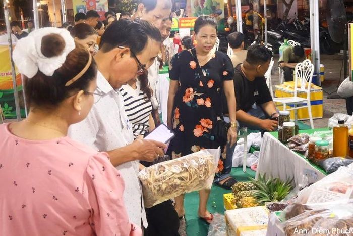 Nhiều gian hàng miền núi bán hết sản phẩm chỉ sau vài ngày hội chợ.