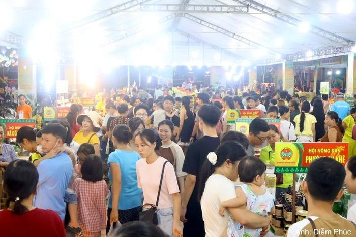 Với sự đa dạng hàng hóa từ nhiều vùng, hội chợ đã thu hút lượng lớn khách hàng đến tham quan và mua sắm.