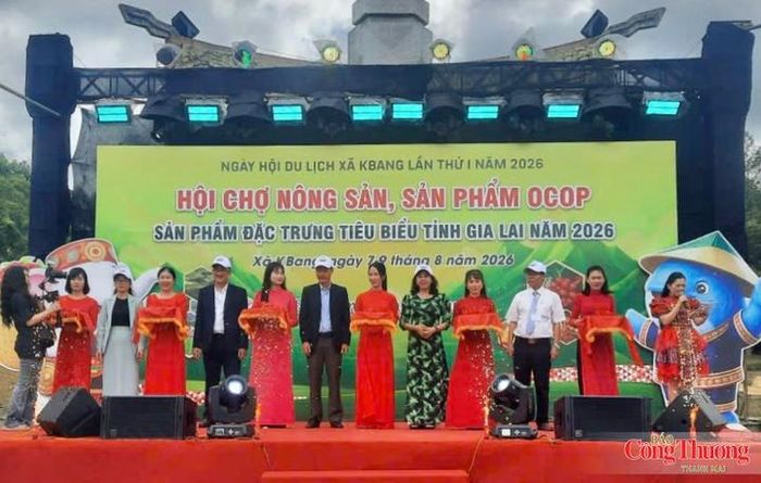 Các đại biểu cắt băng khai mạc Hội chợ nông sản, sản phẩm OCOP, sản phẩm đặc trưng tiêu biểu tỉnh Gia Lai.