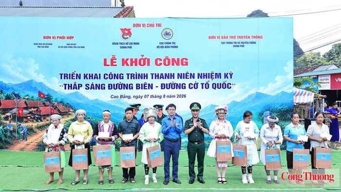 Đại diện Cục Chính trị Bộ đội Biên phòng và Đoàn Thanh niên Chính phủ trao quà cho bà con đồng bào dân tộc thiểu số tại lễ khởi công.