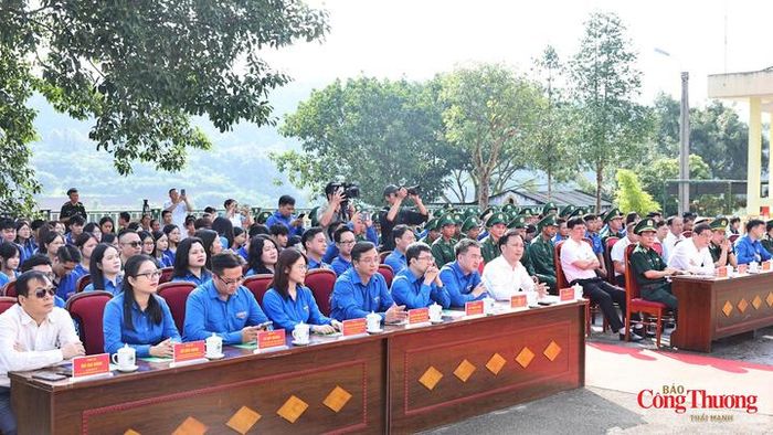 Toàn cảnh các đại biểu, cán bộ chiến sĩ và đoàn viên thanh niên tham dự tại Lễ phát động.