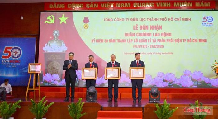 Ông Nguyễn Lộc Hà, Phó Chủ tịch UBND TP. Hồ Chí Minh, thừa ủy quyền Chủ tịch nước trao tặng Huân chương Lao động hạng Nhì cho các cá nhân EVNHCMC.