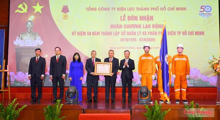 Ông Đặng Minh Thông, Phó Bí thư Thành ủy TP. Hồ Chí Minh, Thừa ủy quyền Chủ tịch nước trao tặng Huân chương Lao động hạng Ba cho EVNHCMC.