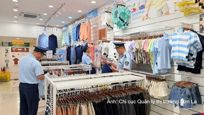 Cán bộ Đội Quản lý thị trường số 3 (Chi cục Quản lý thị trường tỉnh Sơn La) kiểm tra cơ sở kinh doanh quần áo trên địa bàn. Ảnh: Chi cục Quản lý thị trường tỉnh Sơn La