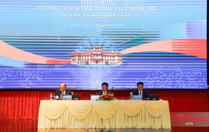 Các đại biểu chủ trì Phiên họp về công tác Đảng, công tác chính trị của ngành Ngoại giao, sáng 7/8.