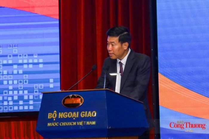 Thứ trưởng Bộ Ngoại giao Nguyễn Mạnh Cường phát biểu tại phiên họp.