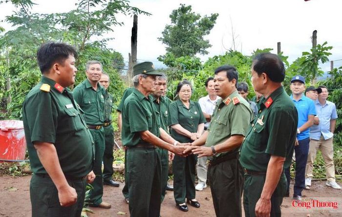 Ban tổ chức trao kinh phí hỗ trợ xây dựng nhà đại đoàn kết và thăm hỏi người dân xã Kon Gang. 