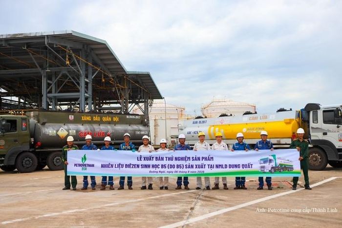 Đại diện BSR và đối tác tổ chức xuất bán, tiếp nhận lô sản phẩm DO B5 - Ảnh: Thành Linh/Petrotimes