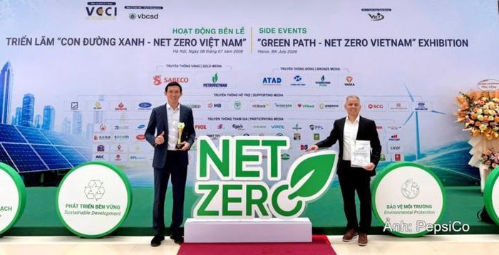 Ông Ngô Quang Nhật, Giám đốc Cấp cao Chuỗi cung ứng (trái) và ông Võ Duy Lưu, Giám đốc Nhà máy Ninh Bình tại Lễ vinh danh “Doanh nghiệp tiêu biểu về Năng lượng và Môi trường xanh - NetZero Việt Nam 2026”.