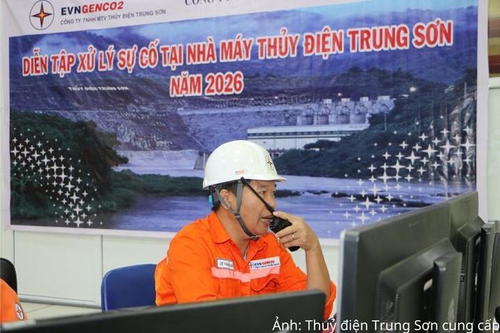 Trưởng ca chỉ đạo kíp trực xử lý tình huống theo kịch bản diễn tập.