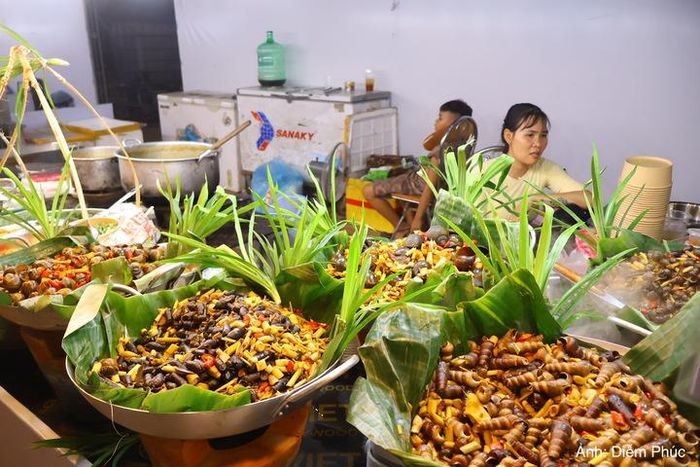 Những món ăn truyền thống được người Việt mang đến lễ hội và trưng bày đậm chất địa phương.