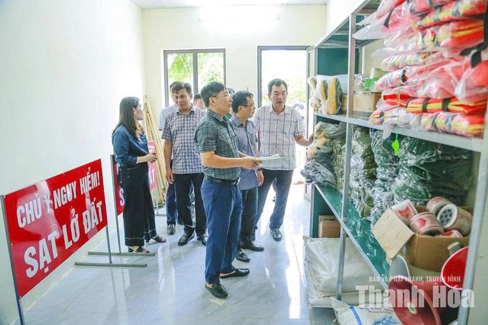 Đoàn công tác của Ban Chỉ huy Phòng thủ dân sự tỉnh kiểm tra công tác chuẩn bị vật tư ứng phó với thiên tai tại xã Điền Quang.