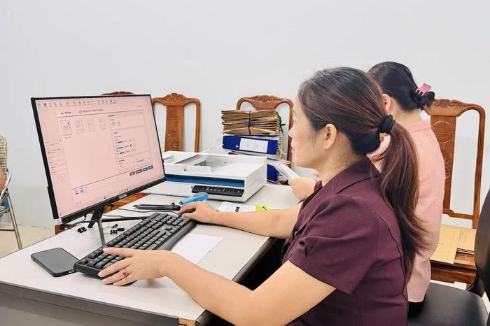 Từng hồ sơ đảng viên được quét, cập nhật lên phần mềm cơ sở dữ liệu đảng viên.