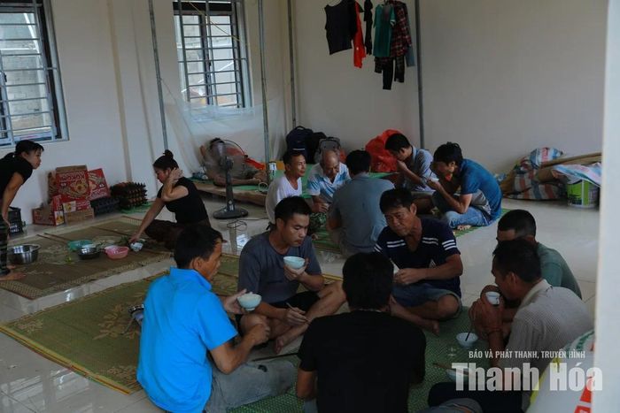 Bữa cơm ăn vội ngay tại công trường sau đó công nhân lại nhanh chóng vào việc.