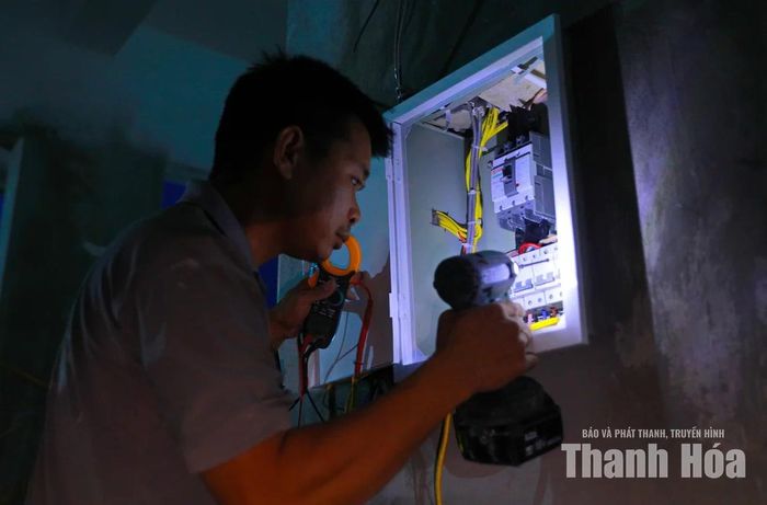 Hệ thống an toàn điện được công nhân Đặng Lê Công kiểm tra kỹ lưỡng trước khi bàn giao công trình.