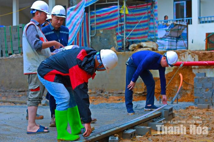 Không kể nắng mưa, các kỹ sư, công nhân vẫn miệt mài thi công, quyết tâm đưa công trình về đích trước năm học mới.