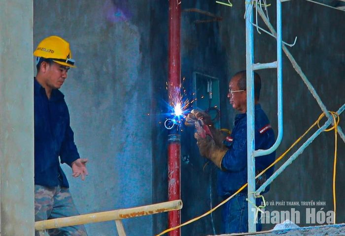 Trời đổ mưa nhưng công nhân vẫn bám trụ từng vị trí thi công.