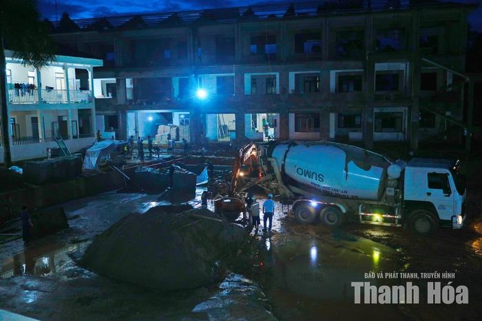 Công đoạn đổ bê tông được thực hiện khẩn trương, liên tục nhằm bảo đảm chất lượng và thời gian thi công.