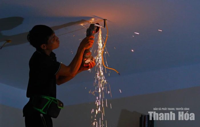 Những đôi tay cần mẫn của người lao động đang góp phần hiện thực hóa ước mơ về một ngôi trường khang trang cho học sinh vùng biên Yên Khương.