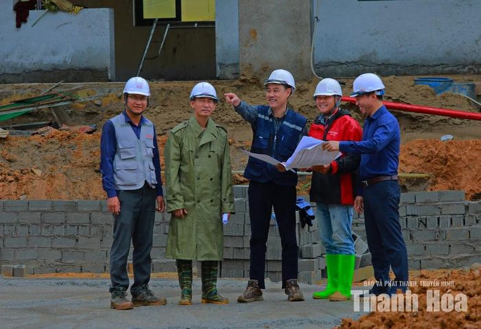 Đại diện chủ đầu tư và nhà thầu thi công kiểm tra rà soát các hạng mục công trình, bảo đảm đúng quy trình kỹ thuật và tiến độ đề ra.