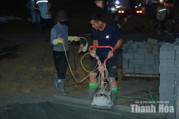 Công nhân tỉ mỉ hoàn thiện từng hạng mục, đặt chất lượng công trình lên hàng đầu.