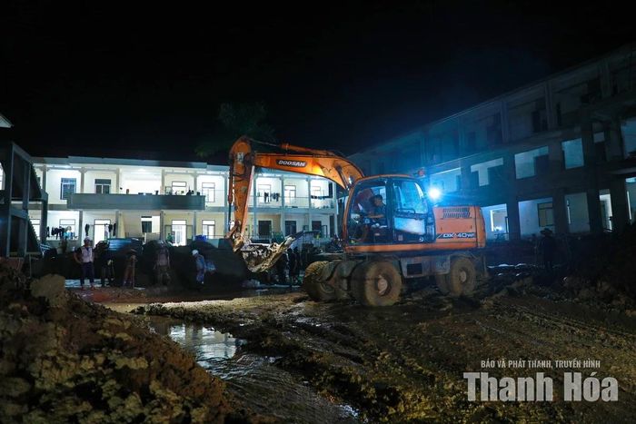 Từng khối nhà dần hiện hữu sau những ngày đêm thi công liên tục, mang theo kỳ vọng về một ngôi trường mới nơi vùng biên.