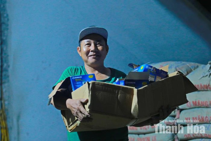 Công nhân Nguyễn Văn Sáu vui vẻ làm việc xuyên đêm để công trình về đích đúng tiến độ.