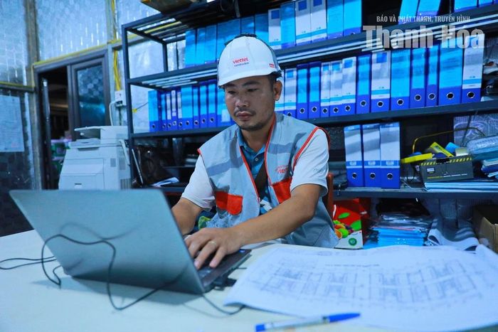 Không chỉ trên công trường, trong phòng chỉ huy các kỹ sư rà soát bản vẽ, tính toán khối lượng công việc và điều chỉnh phương án thi công nhằm bảo đảm tiến độ từng hạng mục.