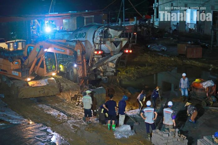 Kỹ sư thường xuyên giám sát từng hạng mục trong các ca thi công ban đêm.