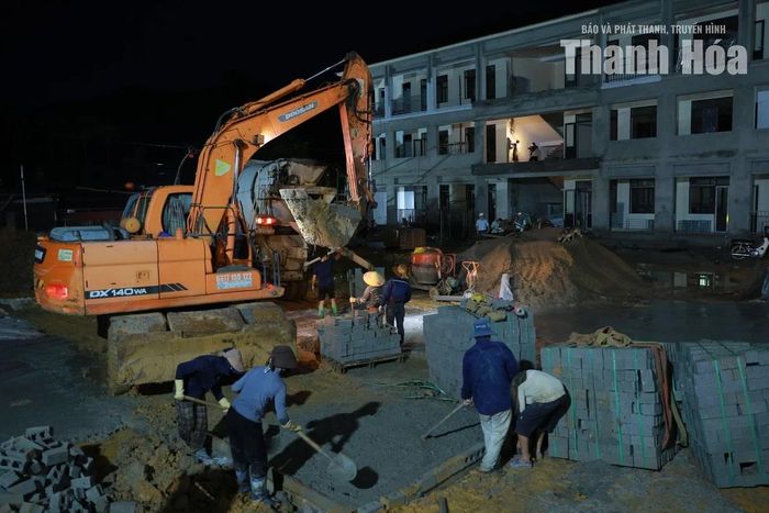 Dưới ánh đèn công trường là một không khí khẩn trương, trách nhiệm.