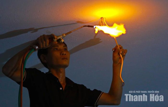 Những giọt mồ hôi người thợ là minh chứng cho tinh thần vượt khó, bám công trường.