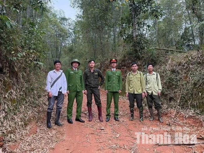 Công an xã Cổ Lũng phối hợp với lực lượng kiểm lâm Ban Quản lý Khu Bảo tồn thiên nhiên Pù Luông tuần tra bảo vệ rừng.